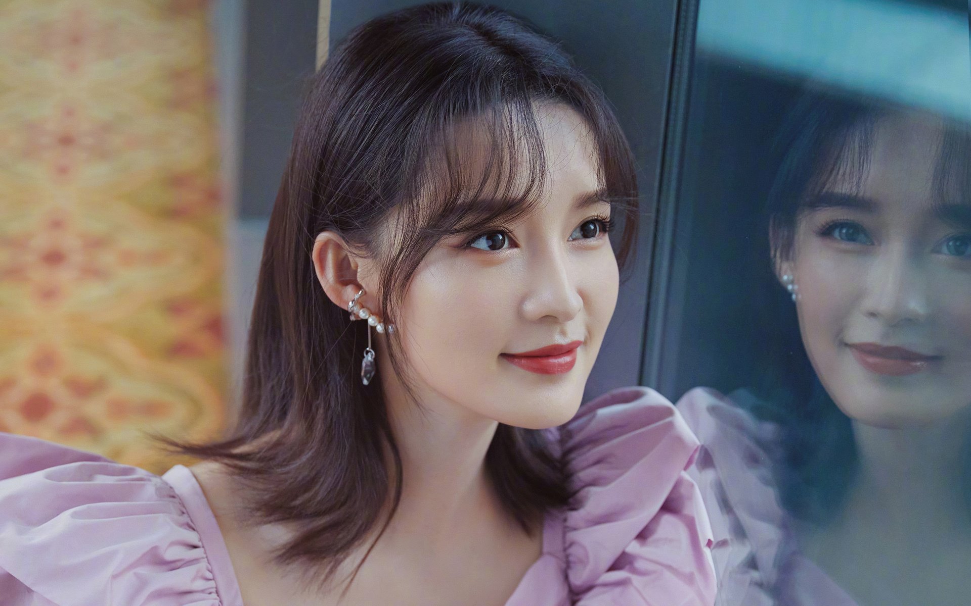 _夜空焰火运动盛典：灯火闪耀中的速度狂欢_，夜空火球